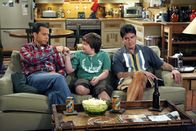 Two and a Half Men – Männerabend: Alan (Jon Cryer, l.), Jake (Angus T. Jones, M.) und Charlie (Charlie Sheen, r.) ...
