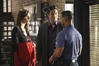 Castle – Javier Esposito (Jon Huertas, r.) hat interessante Neuigkeiten für Richard Castle (Nathan Fillion, M.) und Kate Beckett (Stana Katic, l.) ...