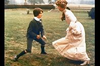 Der Mittler – Als Leo (Dominic Guard) die Familie eines Schulfreundes besucht, versteht er sich vor allem mit dessen älterer Schwester Marian (Julie Christie) gut.