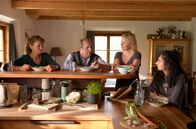 Watzmann ermittelt – Johanna (Vanessa Eckart, 2.v.r.) befragt Benedikt Beissl (Andreas Giebel, 2.v.l) zum Stand der Ermittlungen. Elisabeth Beissl (Barbara Weinzierl, l.) sorgt sich um Ava (Eilin Aliza, r.).
