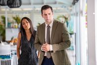 Death in Paradise – L-R: Florence Cassell (Joséphine Jobert) und DI Neville Parker (Ralf Little)