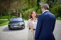 Sturm der Liebe – Christoph (Dieter Bach, r.) ist überwältigt, als auf einmal Alexandra (Daniela Kiefer, l.) vor ihm steht.