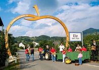 Eine Reise ins Paradies - Auf der Steirischen Apfelstraße – Die steirische Apfelstraße: Bei der südlichen Einfahrt von Elz begrüßt das Tor "Der größte Apfel der Welt".