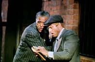 Der Clou – Johnny Hooker (Robert Redford, re.) und sein Freund Luther Coleman (Robert Earl Jones, li.) stehlen bei einer ihrer kleinen Gaunereien eine Brieftasche mit sehr viel Geld.