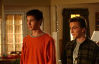 Malcolm mittendrin – Warten gespannt auf ihre Weihnachtsgeschenke: Reese (Justin Berfield, l.) und Malcolm (Frankie Muniz, r.) ...