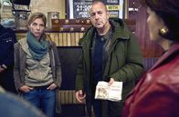 Wo ist meine Schwester? – SOKO-Chef Ingo Thiel (Heino Ferch, r.) und Opferschützerin Conny (Sina Bianca Hentschel, l.) benötigen die Hilfe von Amelies Angehörigen: Sie sollen ein potenzielles Beweisstück identifizieren.