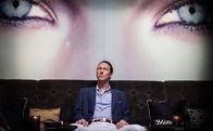 Exit – Adam Veile (Simon J. Berger) erzählt von seinem Leben als Börsenmakler. Dunkle Geheimnisse kommen dabei ans Licht.