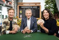 Donnschtig-Jass – Moderatoren (v.li.) Stefan Büsser, Rainer Maria Salzgeber und Jass-Schiedsrichterin Sonia Kälin in Therwil