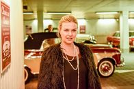 Die Chefin – Vera Lanz (Katharina Böhm, r.) fährt zu einem ominösen Auktionshaus, um dort Informationen zu sammeln. Sie wird vom Chauffeur Alexander Zöllmann (Michael Schenk, l.) empfangen.