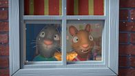 Pip und Posy – Pip (l.) und Posy (r.) freuen sich über den ersten Schnee.