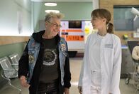 In aller Freundschaft – Lisa Schroth (Louise Sophie Arnold) nimmt in der Notaufnahme der Sachsenklinik Peter "Bumble" Hummel (Martin Semmelrogge) auf. Ein Rock 'n' Roller aus Leib und Seele, der Lisa sofort seine ganzen Tourneegeschichten als Roadie mit den größten Stars der Welt erzählt.