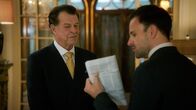 Elementary – Sherlock (Jonny Lee Miller, r.) hilft seinem Vater Morland (John Noble, l.) bei einer Arbeitsangelegenheit, damit dieser schnellstmöglich wieder nach Hause fährt ...