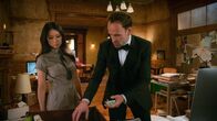 Elementary – Sie ermitteln einen Doppelmord an zwei Männern, die sich auffallend ähnlich sahen: Holmes (Jonny Lee Miller, r.) und Watson (Lucy Liu, l.) ...