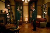 Elementary – Sherlock (Jonny Lee Miller, l.) fühlt sich von der ständigen Präsenz von Morland (John Noble, r.) abgelenkt und will seinen Vater wieder los werden ...