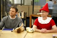 Community – Das kann so nicht weitergehen. Die Lerngruppe, darunter auch Jeff (Joel McHale, l.), ist höchst unmotiviert. Studienleiter Dean Pelton (Jim Rash, r.) versucht mit Hilfe einer Puppentherapie die Ursache dafür herauszufinden ...