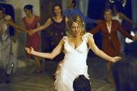 5X2 - Fünf mal zwei – Marion (Valeria Bruni-Tedeschi) steigert sich in einem wilden Tanz für ihren Bräutigam, der ihr zu Füßen kniet.