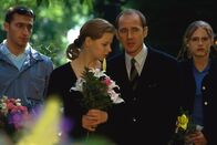 Der letzte Zeuge – Dr. Robert Kolmaar (Ulrich Mühe) spendet seiner Tochter Anna (Theresa Scholze) Trost bei der Beerdigung von zwei Schulkameraden.