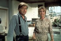 Die Waltons – Zusammen mit seiner Frau (Michael Learned, r.), seinen sieben Kindern und seinen Eltern lebt John Walton (Ralph Waite, l.) in Waltons Mountain in den Blue Ridge Mountains in Virginia. Er betreibt ein kleines Sägewerk und die finanzielle Situation ist nicht gerade rosig. Dennoch ist der Familienzusammenhalt für die Großfamilie stets wichtiger als Geld ...