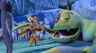 All Hail King Julien: Exiled – Flora (Mitte) fühhlt dem Motivationscoach Fred auf den Zahn. Ob er der ist, für den er sich ausgibt?
