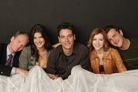 How I Met Your Mother – (1. Staffel) - Ein Blick zurück in die wilden Jahre von Ted (Josh Radnor, M.), Marshall (Jason Segel, r.), Barney (Neil Patrick Harris, l.), Lily (Alyson Hannigan, 2.v.r.) und Robin (Cobie Smulders, 2.v.l.) ...