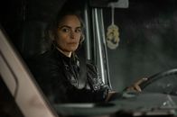 The Contractor – Katia (Nina Hoss) wartet am Treffpunkt auf das Zugriffsteam.