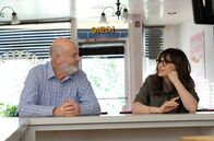 New Girl – Helfen sich gegenseitig mit ihren Liebesproblemen: Jess (Zooey Deschanel, r.) und ihr Vater Bob (Rob Reiner, l.) ...