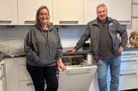 Der Haushalts-Check – Wenn die Spülmaschine den Geist aufgibt, kommt er: Kundendiensttechniker Jürgen Winter (r). Er nimmt Yvonne Willicks (l) für einen Tag mit für ein kleines Praktikum. Er zeigt welche simplen Wartungsarbeiten man aber auch einfach selbst erledigen kann und, wie man mit kleinen Tipps und Tricks die Leistung seiner Spülmaschine deutlich steigern kann.