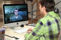 Two and a Half Men – Nach einem Streit mit Alan sucht Walden (Ashton Kutcher, r.) Rat bei Jake (Angus T. Jones, l.) ...