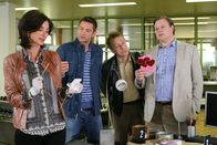 Die Rosenheim-Cops – Am Tatort stellt Pathologin Dr. Eckstein (Petra Einhoff, l.) gegenüber den Kollegen (Igor Jeftic, 2.v.l.; Max Müller, 2.v.r.; Michael A. Grimm, r.) fest, dass das Opfer vergiftet wurde.