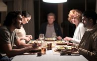 Lion: Der lange Weg nach Hause – Saroo (Dev Patel, v. l. n. r.) beim Abendessen mit seiner Freundin Lucy (Rooney Mara), seinen Adoptiveltern John (David Wenham) und Sue (Nicole Kidman) sowie seinem Adoptivbruder Mantosh (Divian Ladwa).