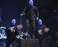 Scrubs - Die Anfänger – Die Blue Man Group ist überrascht, als plötzlich J.D. bei ihnen auf der Bühne steht ...