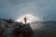 Gletscher - Schmelzende Riesen – Der Schweizer Glaziologe Matthias Huss in einer vom Schmelzwasser unter dem Rhonegletscher ausgehöhlten Grotte