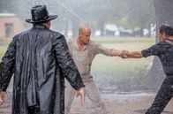 Das Duell – Der „Prediger“ Abraham Brant (Woody Harrelson, Mitte) duelliert sich mit Davids Vater.