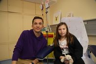 PUR+ – Moderator Eric Mayer besucht Jana im Krankenhaus. Jana hat seit ihrer Geburt die seltene Krankheit Diamond-Blackfan-Anämie. Das heißt, sie hat zu wenig Blut - schon immer und für immer. Sie kann nur überleben, wenn sie jeden Monat eine Bluttransfusion bekommt. Was das für sie bedeutet, erfährt Eric Mayer bei seinem Besuch.