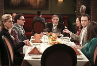 The Big Bang Theory – So haben sich Leonard (Johnny Galecki, 2.v.l.), Sheldon (Jim Parsons, 2.v.r.) und Amy (Mayim Bialik, r.) das nicht vorgestellt. Denn Leonards Mutter Beverly (Christine Baranski, l.) legt sich beim Essen mit ihrem Exmann Alfred (Judd Hirsch, M.) und Sheldons Mutter Mary (Laurie Metcalf, 3.v.r.) an ...