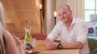 Stadt + Land = Liebe – Sechsteilige Datingserie, in der sich fünf junge Handwerker vom Land verlieben möchten. Collien Ulmen-Fernandes begleitet sie dabei. Welcher Handwerker findet die große Liebe? Welcher bleibt Single? Karosseriebauer Sven beim Speeddate - Es zählt jede Sekunde.