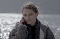 Clara – Clara (Olga Török) bittet ihren Chef, noch länger in Rumänien bleiben zu dürfen.