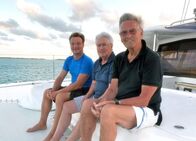 Elstners Reisen – Unterwegs auf den Spuren der Haie: Matthias Reinschmidt, Frank Elstner und Baron von Kerckerinck.