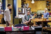 The Big Bang Theory – Sheldon (Jim Parsons, l.) trägt seit geraumer Zeit ein Geheimnis mit sich herum und ist froh, als Leonard (Johnny Galecki, M.) und Penny (Kaley Cuoco, r.) es erraten. Doch während Sheldon danach erleichtert ist, ist Leonard sauer auf seinen Kumpel ...