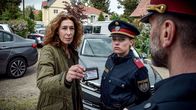 Tatort – Bibi Fellner (Adele Neuhauser) sucht den Ausbilder der Polizeischule Thomas Nowak (Simon Hatzl) und die Polizeianwärterin Katja Humbold (Julia Richter) auf.