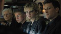 The Next Level – In New York: Rosa (Lisa Vicari, 2. v. re.) und und Tomasz (Artjom Gilz, re.) trauern mit der Familie der Verstorbenen.