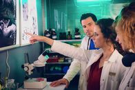Die Inselärztin – Dr. Daniel Bucher (Tobias Licht), Dr. Filipa Wagner (Anja Knauer) und die Labortechnikerin Sarah (Sophie Pfenningstorf) studieren Nathalies CT-Aufnahmen.
