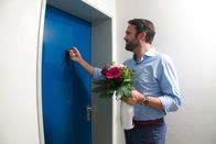 Dinner Date – Mit der Remote Control steuert Hubertus sein selbst gebautes Modellauto durch den Hobbykeller, fährt er mit Dinner Date bald Richtung Happy End?
