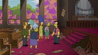Die Simpsons – Typisch Springfield-Polizei: Nachdem Chief Wiggum eine Lieferung zu Unrecht annimmt, muss Marge (M.) mit dem Kirchgemeinderat Geld sammeln ...
