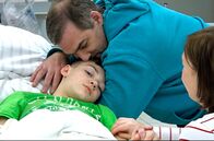 Die Unfallklinik – Die Eltern von Julian besuchen ihn nach der Behandlung und sehen, dass es ihm gut geht.