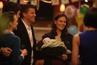 Bones - Die Knochenjägerin – BU: (v. li.) Daisy Wick ( Carla Gallo, li.), Dr. Lance Sweets (John Francis Daley), Special Agent Seeley Booth (David Boreanaz), Dr. Temperance "Bones" Brennan (Emily Deschanel) mit Baby und Dr. Camille Saroyan (Tamara Taylor).BB: siebte Staffel, OT: The Prisoner in the Pipe Bones VII Ep 7_11