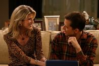 Two and a Half Men – Alan (Jon Cryer, r.) merkt nicht, dass Gloria (Christine Dunford, l.) ein Auge auf ihn geworfen hat ...