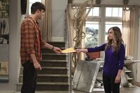 Two and a Half Men – Walden (Ashton Kutcher, l.) trennt sich von Ms. McMartin (Maggie Lawson, r.). Doch nach und nach erkennt er, dass es ein großer Fehler war ...