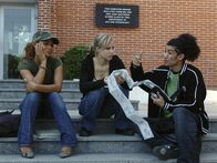 Puls – Noch ist die Welt der College-Clique, (v.l.n.r.) Isabell (Christina Milian), Mattie (Kristen Bell) und Stone (Rick Gonzales), total in Ordnung. Doch dann bringen E-Mails aus der Schattenwelt Tod und Verderben ...