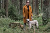 Wuff - Folge dem Hund – Ella (Emily Cox) hat Bozer aus dem Tierheim geholt, doch Bozer ist ein Ausreißer.